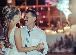 In dem lied bemerkt der vater celentano, dass seine tochter rosita kein kleines mädchen mehr ist, sondern. Beruhrende Lieder Fur Einen Beeindruckenden Vater Tochter Tanz