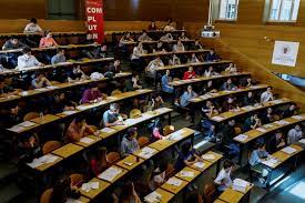Las universidades debieran prepararse para recibir en clases a estudiantes este 2021, sujeto a una rotación adecuada y. Los Universitarios Primero Vuelven A Las Clases Presenciales
