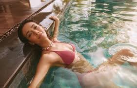 Aybüke Pusatın havuz pozları takipçilerinden tam not aldı! Güzelliğin  şaka mı?