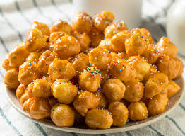 In questa versione gli struffoli saranno ricoperti di una ganache al cioccolato, al posto del miele, e decorati con confettini di zucchero e gocce di cioccolato. Struffoli Napoletani Blog Di Ricette Delle Nonne D Italia Superricette