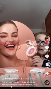 Después de que uno de sus videos utilizando productos de Rare Beauty by  Selena Gomez, se viralizara en TikTok, la señora conocida como "Abue GRWM"  recibió un regalo con productos de la