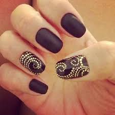 Las uñas pueden ir en negro y dorado (mira este artículo para que te inspires). Https Xn Uasdecoradas 9gb Co Negras