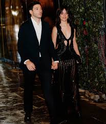 Camila Cabello et son petit ami Henry Chalhoub arrivent à la soirée  pré-BAFTA à Londres 📸 @backgrid_usa