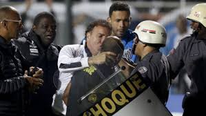 Oscila demais sob o comando de fernando diniz. Apos Confusao Jogo Termina Antes Santos Empata E Cai Na Libertadores Lance