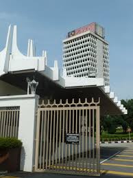 Idea untuk membina sendiri sebuah bangunan parlimen telah dicetuskan beberapa bulan selepas persidangan parlimen pertama berlangsung, namun proses rekaannya mengambil masa yang agak panjang. Malaysian Houses Of Parliament Mapio Net
