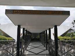 The plaque installation ceremony was held on 30 april 2009. Warisan Raja Permaisuri Melayu Menziarahi Makam Pahlawan Masjid Negara