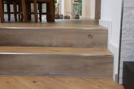 Treppe In Holzoptik Feinsteinzeug Fliesen Treppe Fliesen Fliesen Holzoptik