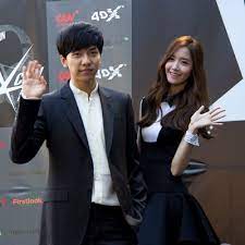 He grew up in a family that consists of his parents and one younger sister. Lee Seung Gi Yoona Yoona Seunggi Twitter