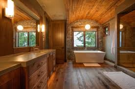 Dieses rustikale badezimmer nutzt die natürliche schönheit des holzes und lässt es zum mittelpunkt der aufmerksamkeit werden. Ausgefallene Designideen Fur Ein Landhaus Badezimmer Archzine Net