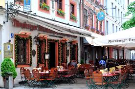 Die nürnberger bratwürste mit wenig fett in einer pfanne braten. Nurnberger Bratwurst Glockl Am Dom Munich Gastronomy