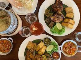 Namun, sebenarnya olahan ini adalah ayam yang dimasak dengan cara dipanggang. Rumah Makan Khas Sunda Berkah Kota Bandung Jawa Barat Saung Berkah Resto Cafe Cibinong Rumah Makan Cikawao Bisa Dibilang Menjadi Salah Satu Rumah Makan Khas Sunda Terbaik Di Bandung Yang