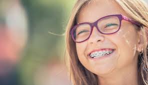 Who needs to wear an orthodontic retainer?