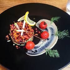 Lentrepote A Sarlat Un Tartare Veggie Aux Legumes Dete Et Caviar Daubergine Un Plat Frais Pour Dejeuner Ensoleille Evamelba Food Acai Bowl Breakfast