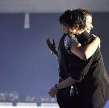 yuzuru hanyu and his manner hands with stephane lambiel at faoi pattinaggio