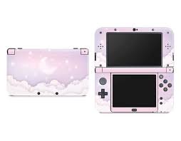 Hace unos días, nos enterábamos de que nintendo está preparando la salida de una revisión de la exitosa nintendo 3ds, la nintendo 3ds xl, que ofrecerá unas pantallas un 90% más grandes que las de su antecesora y una mayor batería, aunque en contrapartida, no incluirá cargador (sirve el de la. Lavender Lunar Sky Skin For The Nintendo 3ds Xl And New 3ds Xl Etsy Nintendo 3ds Xl Nintendo Nintendo 3ds