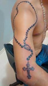 La Devocion Y Los Tatuajes De Rosarios En El Brazo Tatuajes De Rosario Tatuaje De Rosario Tatuajes De Manga Religiosos