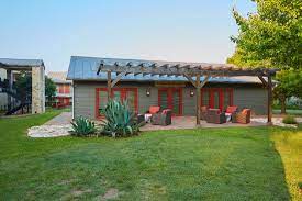The spacious accommodations and sparkling outdoor pools create the perfect setting for romantic getaways, business retreats and relaxing family vacations. Fredericksburg Inn Suites 135 1 8 2 Updated 2021 Prices Hotel Reviews Tx Tripadvisor