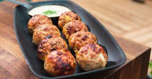 Assaisonnez avec le sel et les épices selon la convenance. Recette De Boulettes De Veau Et Porc Sur Le Bbq Avec Aioli A La Moutarde Zeste