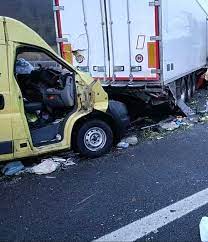 Nell' incidente è rimasta coinvolta un'auto che stando ai primi accertamenti si apprestava a entrare all'interno dell' area di servizio quando ha sbattuto con violenza contro la cuspide del guardrail che. Incidente In A14 Furgone Degli Staffettisti Si Schianta Morti 2 Volontari Milanesi Addio A Elisabetta Barbieri