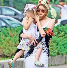 Iulia albu este una dintre cele mai renumite vedete din românia și este de asemenea recunoscută pentru stilul său extravagant pe care îl adoptă iulia albu a fost căsătorită cu creatorul de modă mihai albu, de care a divorțat în 2013, după opt ani de căsnicie. Iulia Albu Este StrictÄƒ In Ceea Ce PriveÈ™te EducaÈ›ia Fiicei Sale Libertatea