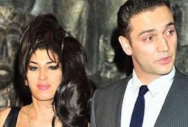 Pete doherty also spoke about a new track dedicated to winehouse titled 'flags from the old regime'. Amy Winehouse Et Pete Doherty Vivent Ensemble A Voir