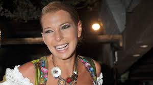 Dj giulia siegel thanks to the clubs. Giulia Siegel Sucht Im Tv Nach Neuem Zuhause Film Tv Serien