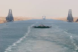 It is 101 miles long and 984 feet wide at its narrowest point, running between port said on the mediterranean sea. Die Suezkanalpassage