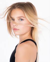 Bad vibes don't go with my outfit. 🫰 #model @lolaandtheboys #sullivanblue  #mmm @sullivan_blue_models @sophieduke44