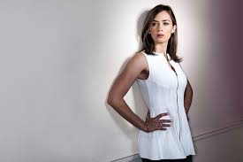 Hipwallpaper is considered to be one of the most powerful curated wallpaper community online. Emily Blunt In White Dress Hd Wallpaper Peakpx