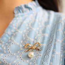 bow brooch