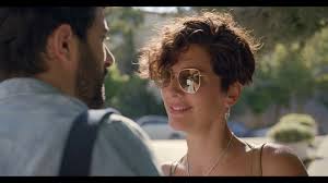 Umut, sıradanlaşmış hayatını yaşayan sıradan bir adamdır. Bir Ask Iki Hayat Filminin Fragmani Yayinlandi Her Seyden Bir Sey