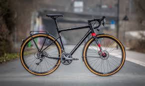 Das Bergamont Grandurance Rd 5 0 Ist Das Einstiegsmodell Der Commuter Renner Der Hamburger Fur 999 Euro Bringt Es Gepackt Rennrad Fahrrad Fahren Fahrrad Ideen