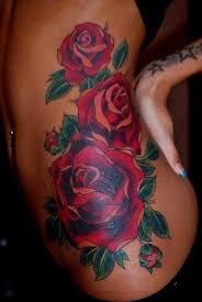 3 Rosenbluten Tattoo Hufte Frau Tattoo Seite Rosen Tattoo Rosen Tattoos