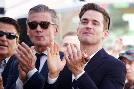 Tuc watkins, matt bomer, andrew rannells, brian hutchison, michael benjamin washington, tab hunter, robin de jesus, zachary quinto and charlie carver pose backstage at the hit play the boys in. Matt Bomer Und Simon Halls Kreativitat Familie Coming Out