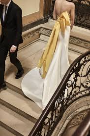La colección de novias de carolina herrera 2019 presentada en la new york bridal fashion week no tiene punto intermedio, ya que encontramos vestidos muy vestidos de novia (con y sin velo) muy sofisticados de siluetas sirena y de corte princesa, y escotes palabra de honor y en pico, también en. Carolina Herrera Novia Archives Farah Novias