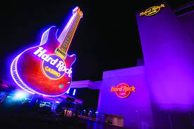 El edificio residencial de 12 plantas y 40 años de antigüedad, tiene 130 departamentos, pero no se sabe cuántos estaban ocupados ni cuántas personas había dentro cuando cayó una parte completa. Guitarra Del Hard Rock Se Hace Hotel En Florida Diario La Prensa