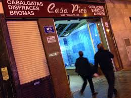 Estábamos pagando 3.000 y pico euros de alquiler y nos lo querían subir a 6.000, afirma. Cierra En Valencia La Historica Tienda De Disfraces Casa Pico Tras 127 Anos Valencia Plaza