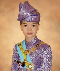 The couple have two children: A I Z A M Freepalestine Twitter à¤µà¤° Selain Itu Saya Juga Ingin Memperkenalkan Royal Family Perak Sultan Nazrin Shah Tuanku Zara Salim Bersama Dua Anakanda Raja Azlan Muzaffar Shah