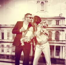 Οι σπάνιες εικόνες με την κόρη της από τη δεκαετία του '80 εικόνες. O Anatreptikos Gamos Ths Sofias Karbela Forwntas Ena Kostoymi Kai Me Ton Gio Ths Sthn Agkalia Pantreythke Ton Kalo Ths Eikones Zwh Iefimerida Gr