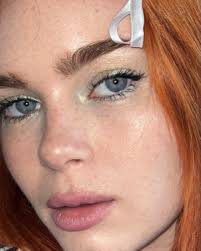 I miss having access to my hair and make up box 🎀