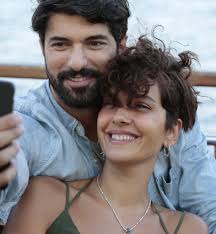 Hayatının aşkı ile tanıştığına inanan umut, kendini aşk ve hayatın sonsuz seçenekleri arasında kalacağı olayların içinde bulur. Bir Ask Iki Hayat Pixie Sac Kisa Sac Stilleri Kisa Sac