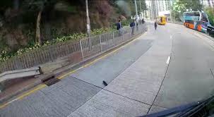 某人在开车经过街区时被突然从天而降的碎玻璃砸中，当场毙命。 警察及时赶到，将此案定为意外。 而实际上，意外乃是犯罪团伙联手制造的假象。 团伙的首领大脑（古天乐 饰），跟女人（叶璇 饰）、胖子（林雪 饰）以及嗑药老头（冯淬帆 饰），经常联手搞意外杀人。 é©šéšªæ„å¤– å­¸ç«¥è·Œå‡ºæ ¡å·´æ ¡æ–¹ å°ç«¥ç„¡é•è¦ å¤ªå¹³é–€æ‰‹æŠŠè¢«èª¤è§¸ é¦™æ¸¯01 çªç™¼