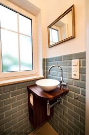 Mini Waschtisch Gaste Wc Aus Holz Mit Kleinem Regal Weisse Aufsatzschale Halb Aufsatzschale Aus Gastetoilette Ga Gaste Wc Spiegel Gaste Wc Waschtisch