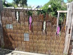 Sichtschutz Aus Baustahlmatte Und Weide Ideen Rund Ums Weide Aus Sichtschutz Baustahlmatte Garten Zaun Willow Weaving Garden Structures Graduation Style