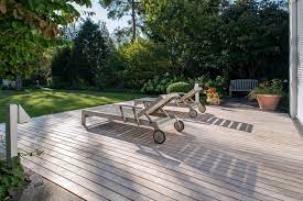 Ein moderner garten wird durch eine klare, geometrische formsprache geprägt. Bodenbelage Aus Wpc Holz Schoner Wohnen