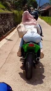 Maybe you would like to learn more about one of these? Cewek Berjilbab Bonceng Ninja Terlalu Nungging Jadi Viral Elahdalah Rider Ndeso94 Dot Com