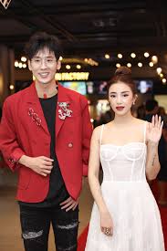 Các bạn đã sẵn sàng đổ ra rạp xem bố già suất chiếu sớm lúc 18:00 tối nay chưa. Tráº¥n Thanh Noi Gi Khi Ä'á»©ng Cáº¡nh NgÆ°á»i Tinh Cá»§a Hari Won