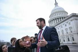 Trump demite ‘Barbie do ICE’ e escolhe ex-lutador de MMA para cargo