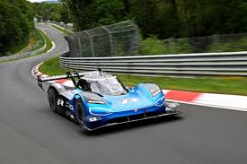 Et ainsi de faire mes amis et famille ! Automobile Electromobilite Voiture De Course Electrique Le Corps Et La Machine Doivent S Adapter