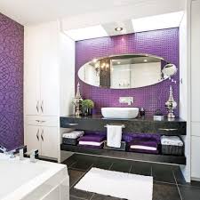 Calquant Les Teintes Des Autres Pieces De La Maison La Salle De Bain Exhibe Des Traits Tres Actuels Le Beautiful Bathrooms Round Mirror Bathroom Bath Design